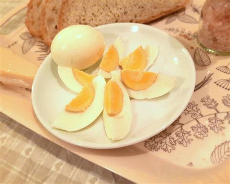 rozbité vajce na tanieri