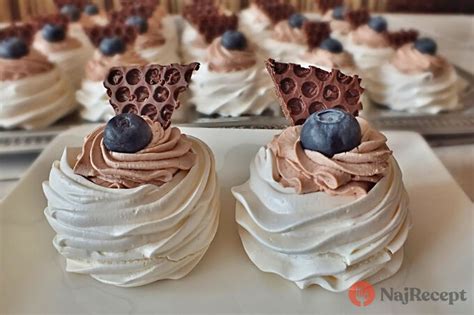 Dekorácia torty rastlinnou šľahačkou