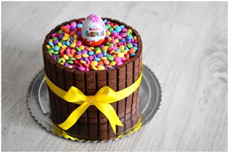 Ukážka torty zdobenej lentilkami