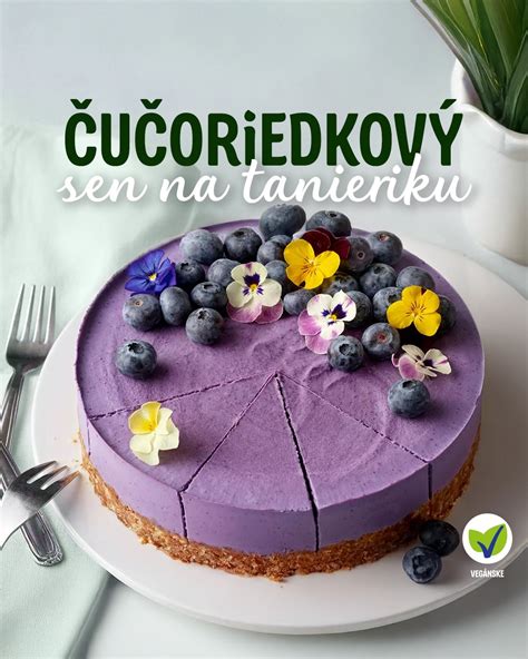 Tortu zdobenú jedlými kvetmi