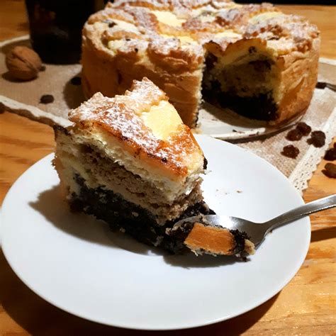 Torta zdobená práškovým cukrom a kakaom