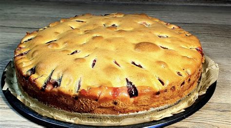 Hotový slivkový koláč