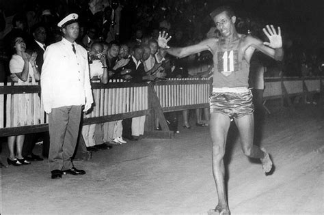 Abebe Bikila víťazí v maratóne na OH 1960 v Ríme naboso