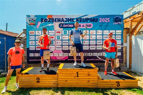 Matej Tóth oslavuje víťazstvo v chôdzi na 50 km na OH 2016 v Riu