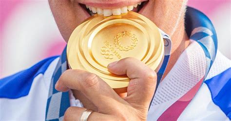 Športovci si hryzú do olympijských medailí