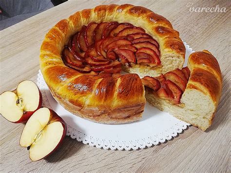 Elegantná torta s mrkvovým korpusom a jablkovou náplňou