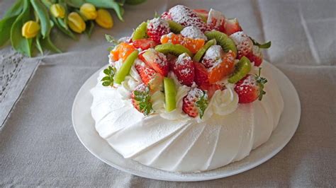 Detailné fotografie zdobenia Pavlovovej torty ovocím