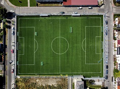 Futbalové ihrisko s hráčmi