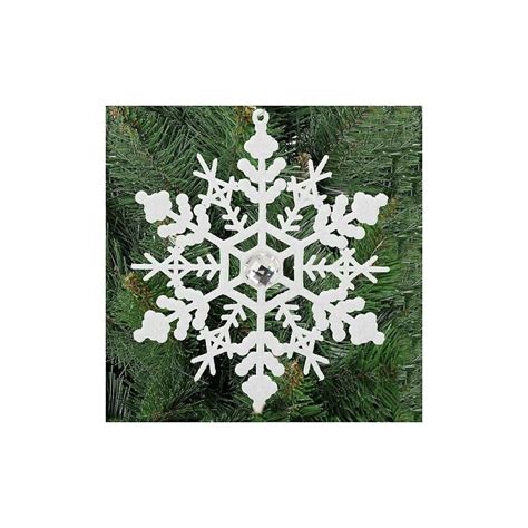 Biele snehové vločky ako vianočné ozdoby na stromčeku