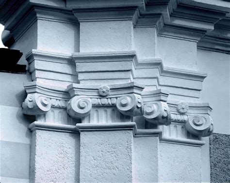 Detail plastickej výzdoby Velvarskej brány
