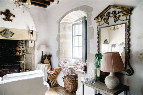 Biele kreslo vo francúzskom vidieckom štýle