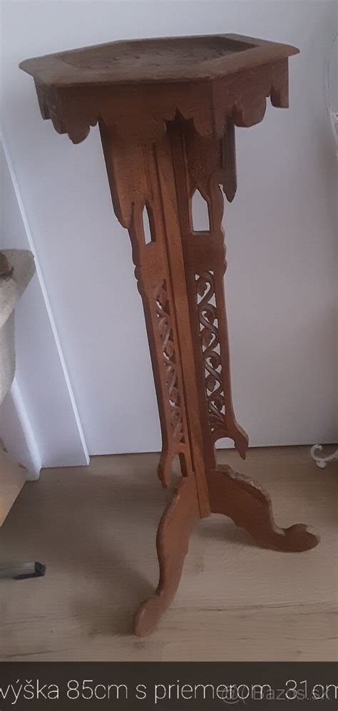 Detail ručne vyrezávaného dreva na kresle