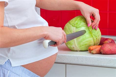 Žena masírujúca kapustu v mise