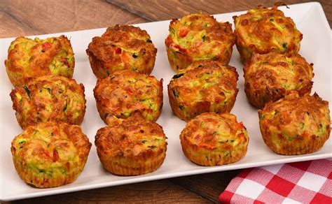 Hotové cuketové muffiny v košíčkoch