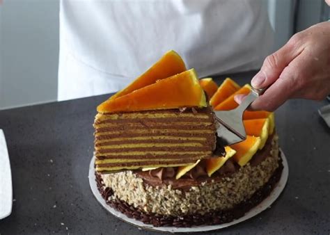 detail prípravy torty Doboš