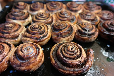 Hotové kakaové slimáky obalené v arašidoch