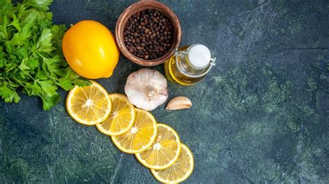 Pridávanie korenia a oleja do pohára