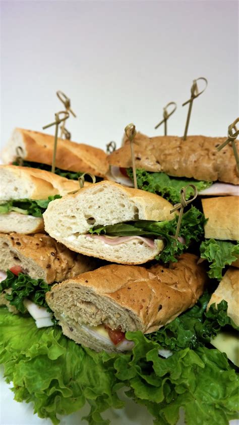 Rôzne druhy plnených bagiet a sendvičov