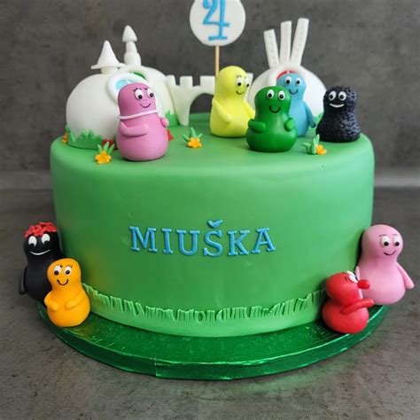 Torta ozdobená klasickými vzormi zo šľahačky