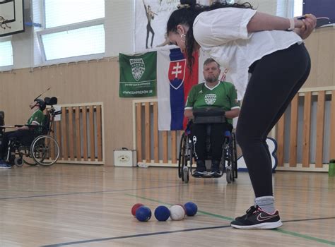 ľudia hrajúci bowling