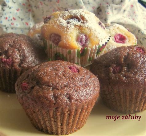 Suroviny na čokoládové muffiny s malinami