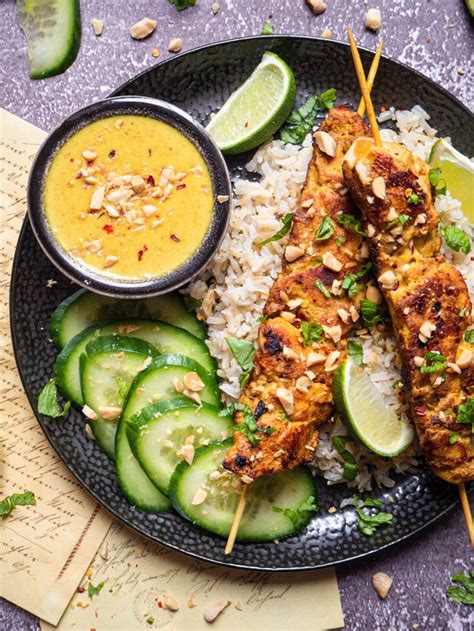 servírované indické kuracie špízy s ryžou