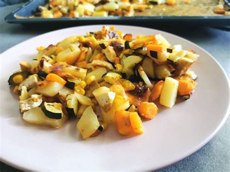 Hotová vegetariánska pizza s rôznymi druhmi zeleniny
