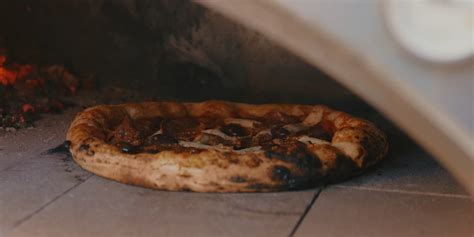 Pizza pripravená v peci na drevo