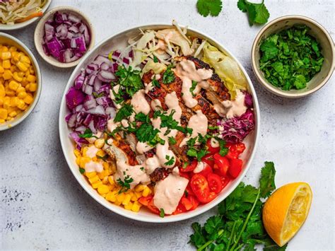 Misky s marinovaným kuracím mäsom