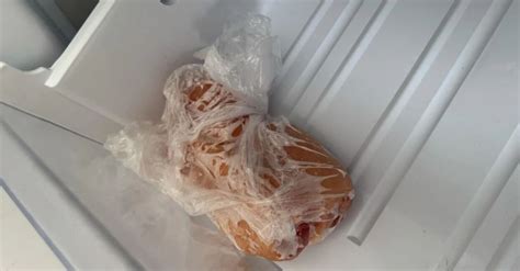 Zrolované a zabalené kuracie mäso pripravené na mrazenie