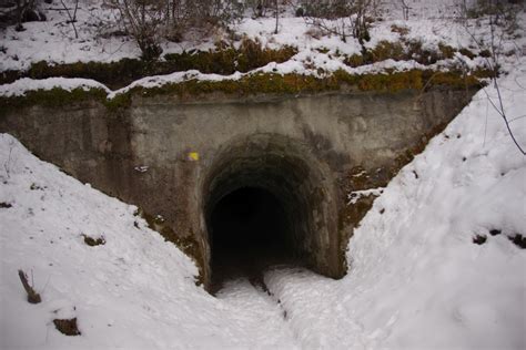 Betónová rúra položená ako priepust pod cestou