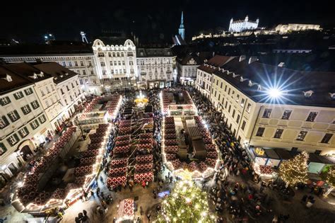Vianočné trhy so stánkami a ľudmi