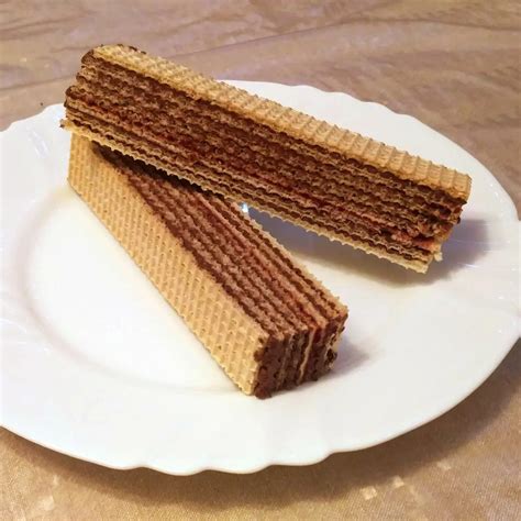 Hotové plnené oblátky pripravené na krájanie