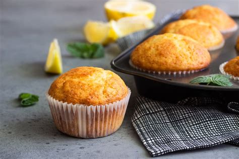 hotové citronové muffiny na plechu