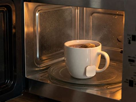 Čo do mikrovlnky nepatrí