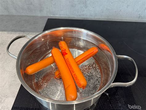 Servírovanie párkov s prílohami