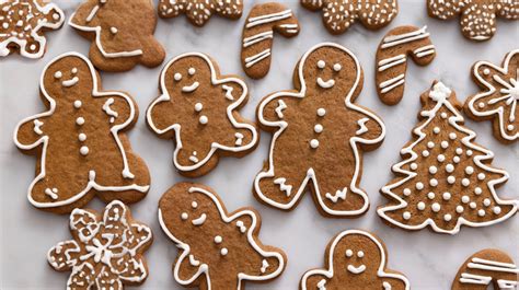 Deti zdobia vianočné medovníčky