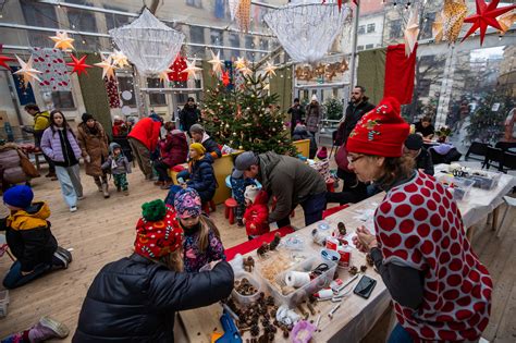 Deti pracujú s LEGO na vianočnú tému