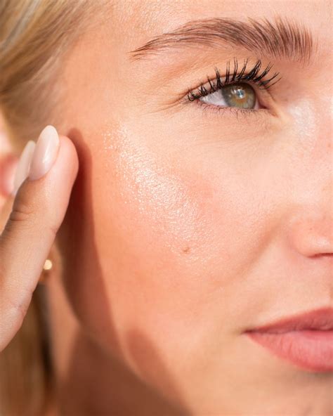 Žena aplikuje kokosový olej na tvár