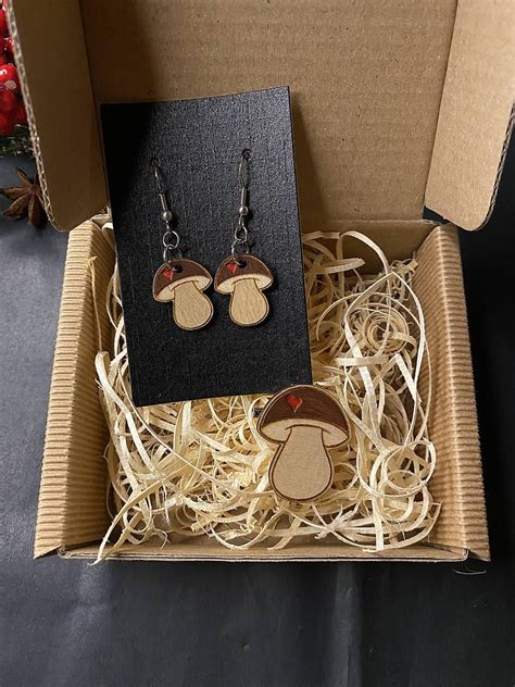 Detail ručne maľovaných kachlíc