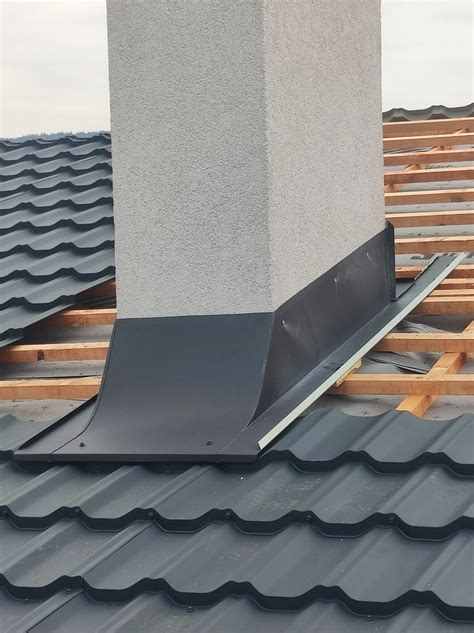 Detail oplechovania komína na streche z trapézového plechu