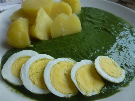 Špenátový prívarok s varenými zemiakmi a volským okom