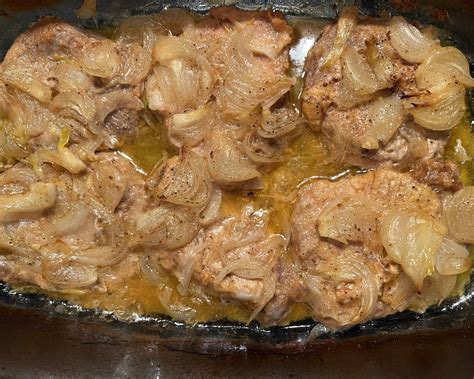 bravčové mäso pripravené na pečenie s cibuľou a korením