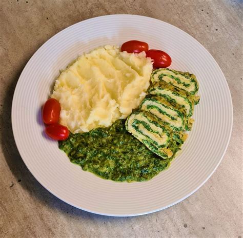 Servírovaný tanier s bravčovými výpečkami, krémovým špenátom a zemiakovými nokami