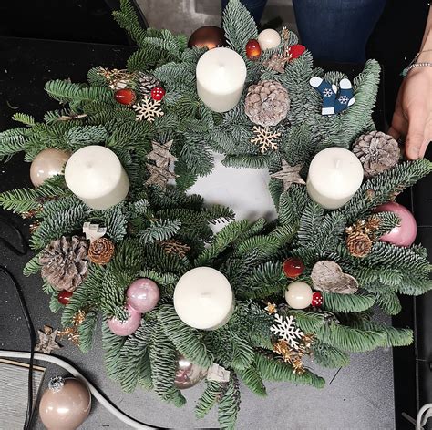Detail zdobeného perníkového adventného venca