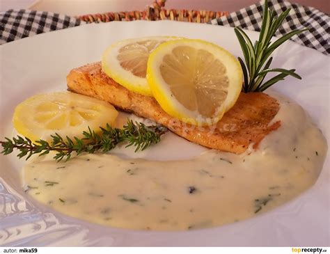 Servírovaný pstruh s omáčkou