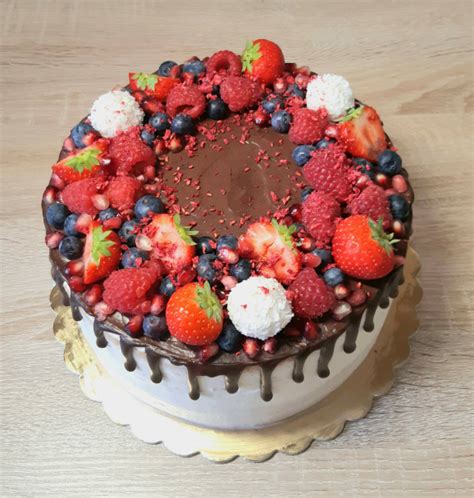 Elegantná moderná torta s ovocím