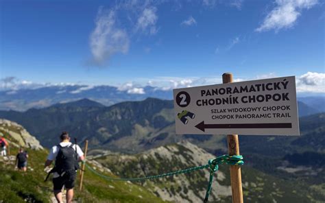 Turisti na vrchole Chopku s výhľadom