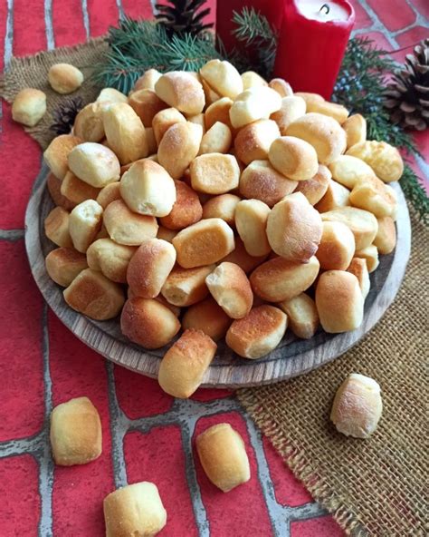 Upečené zlatisté opekance pripravené na ďalšie spracovanie