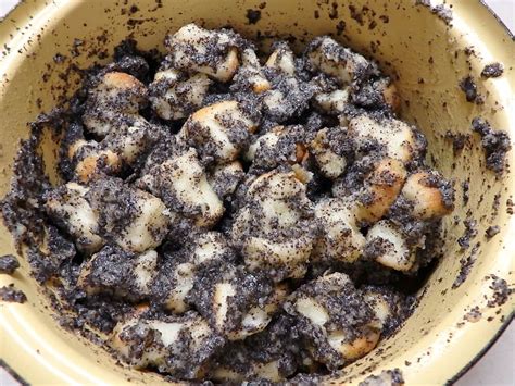 Hotové opekance pripravené na podávanie s makom a maslom